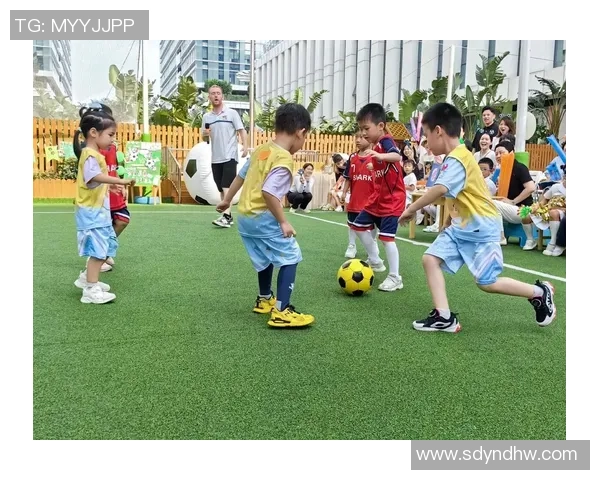 中间足球的魅力与战术解析探讨足球运动的核心价值与团队协作的重要性 中间足球的魅力与战术解析探讨足球运动的核心价值与团队协作的重要性