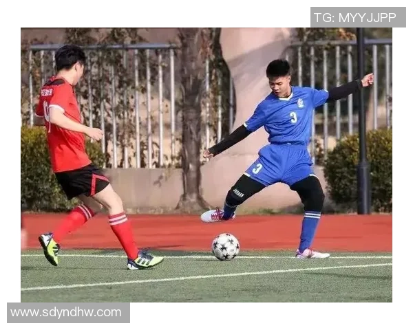 在城市街头与朋友们共享快乐时光的路上足球之旅